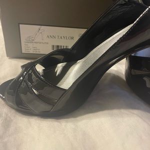 Ann Taylor Navy Peeptoe tiny Platform Sz7